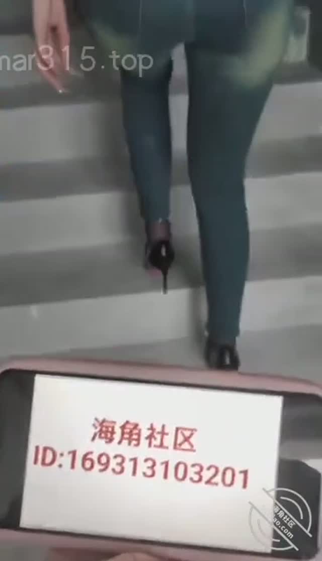 海角原创：海角社区博主姐弟一世情 第一次尝试和姐姐在楼梯做爱 真的是紧张又刺激 2