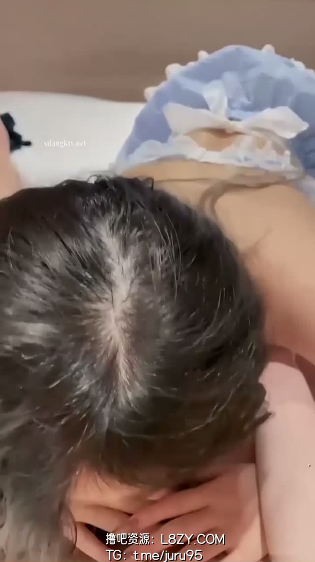 护士装丫头跪着猛含大鸡巴，舌头卷蛋喉咙紧夹，男人抱头狂操嘴，口爆后贪｜口爆视频封面