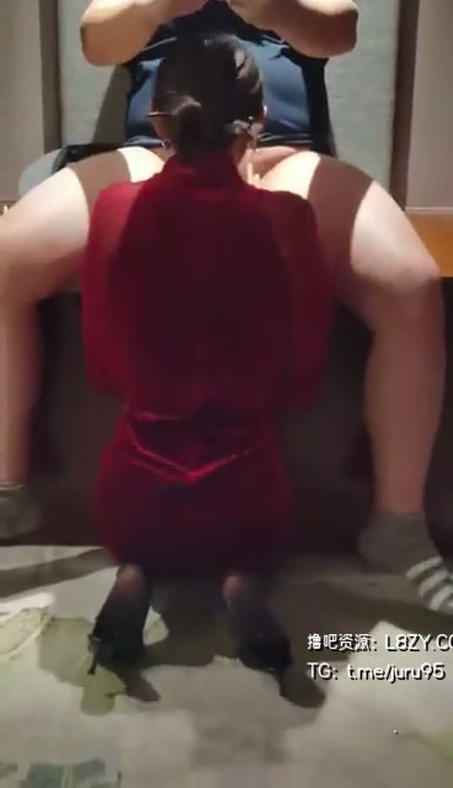 浓妆红唇含着鸡巴，跪着深喉猛吸蛋蛋，男人抱头狠操到顶喉，口爆喷射满脸｜口爆视频封面