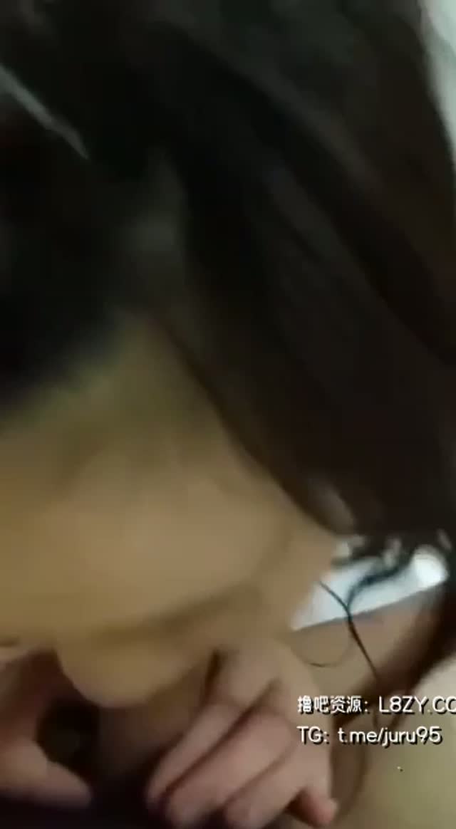 舌尖卷着大鸡巴根部,嘴巴湿滑猛吸蛋袋,男人死死抱头狂操到底,喉咙被顶|口爆