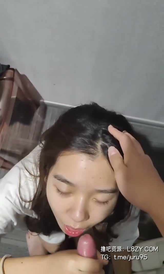 舌钉美女嘴含奶嘴跪下，深喉猛吞大鸡巴狂吸，舌头绕蛋狠舔口水狂流，最后｜口爆