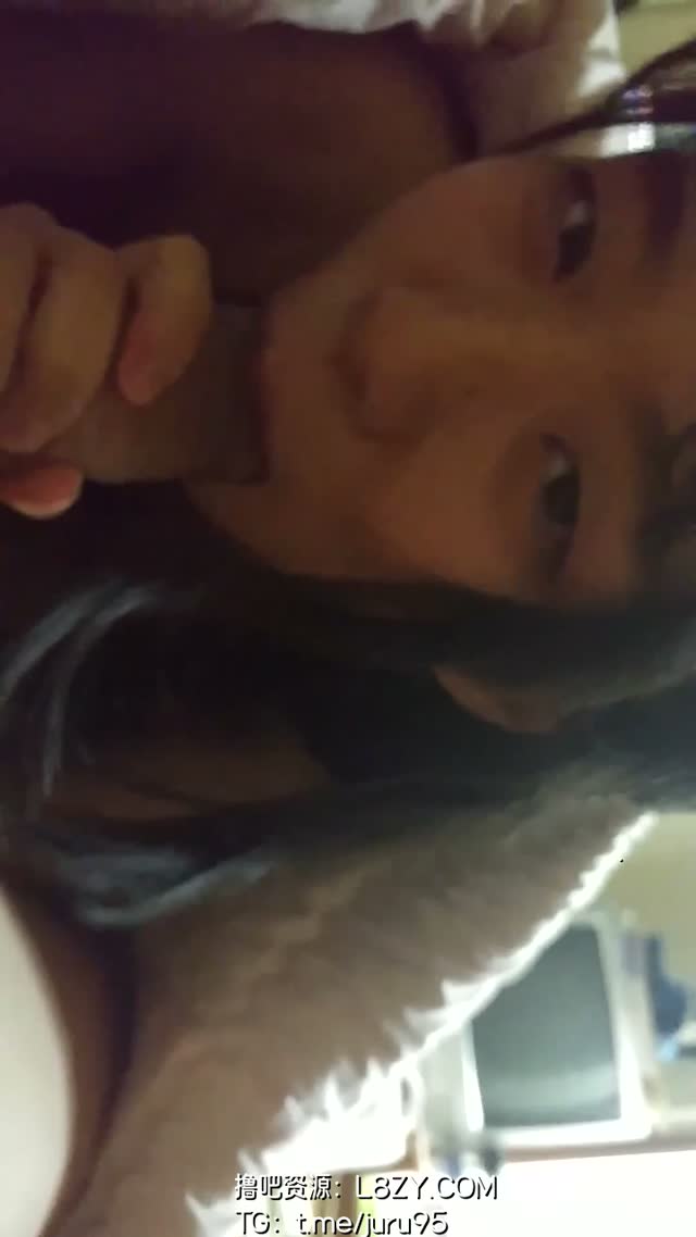 浓妆红唇含着大鸡巴,舌钉刮着龟头猛吸,男人抱紧后脑狠操到底,口水狂流|口爆
