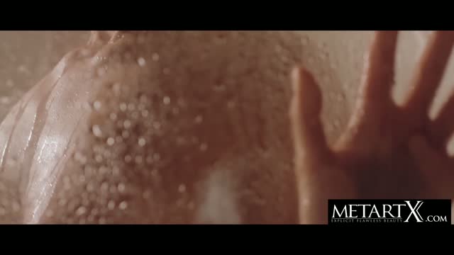 观看性感的金发女郎自慰到强烈的性高潮｜欧美无码视频封面