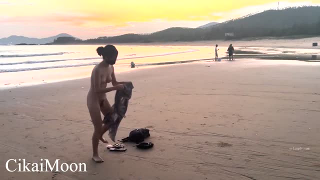 天花板露出狂人御姐【cikaimoon】11月新海滩裸体无惧露出引路人嬉笑讨论大饱眼福 福利姬 av视频封面