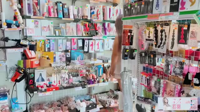 FansOne 台湾人气美乳AV女优『孟若羽』小孟的秘密基地 被情趣用品店老板套路试用“新货” 福利姬 av视频封面