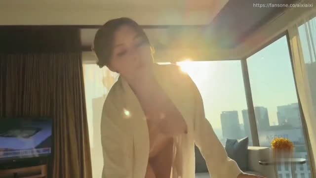 FansOne 台湾网红反差女神【艾熙】每次去旅行都要被塞滿了啦 福利姬 av视频封面