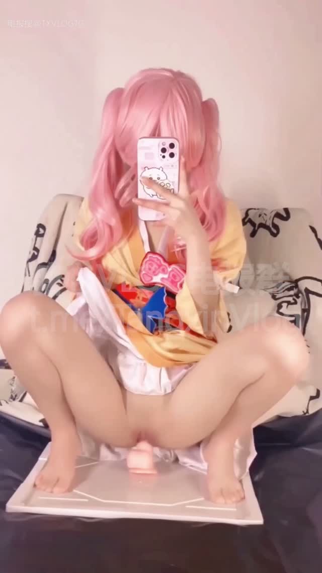 【 小绾Sama 】鞍山小春cos 假肉棒骑乘自慰 高潮痉挛颤抖不停